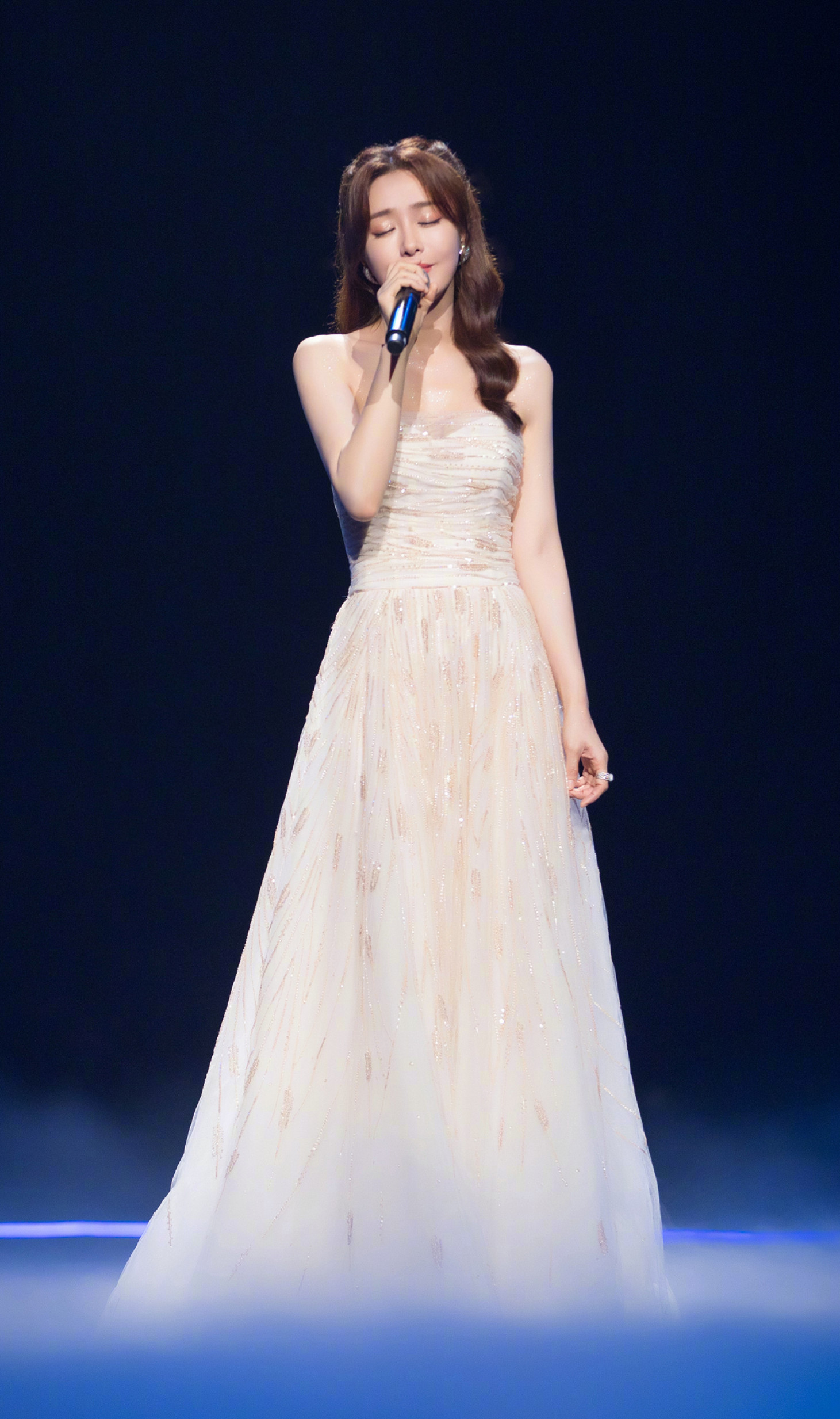 秦岚|秦岚携新剧重磅回归，高调的御姐写真照，高挑又性感身材太赞