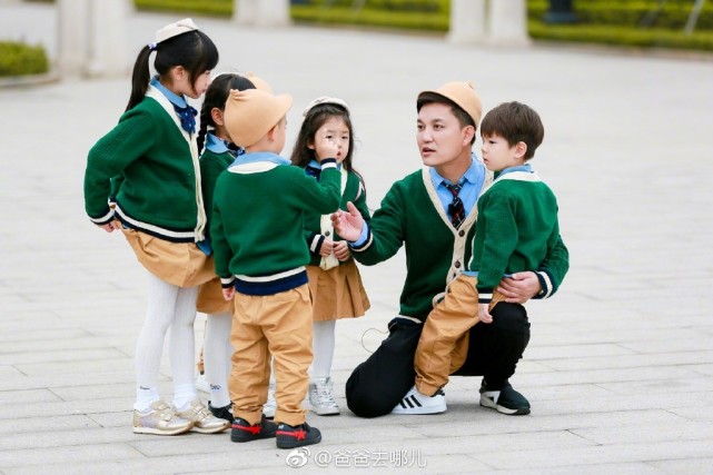 马国明|“村长”李锐一家吃火锅，娇妻罕见现身，跳跳给妈妈夹菜好懂事