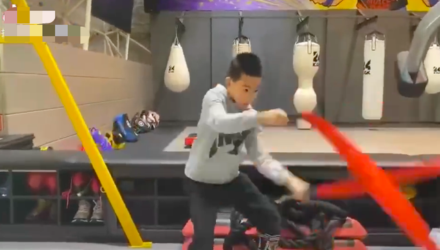 赵文卓|赵文卓儿子长大了！和爸同框似复制粘贴，从小练武9岁就功夫了得