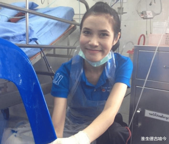 饮食 贵妃首次以泰王情人身份露面，学婆婆穿炮筒裤，红唇卷发比王后美