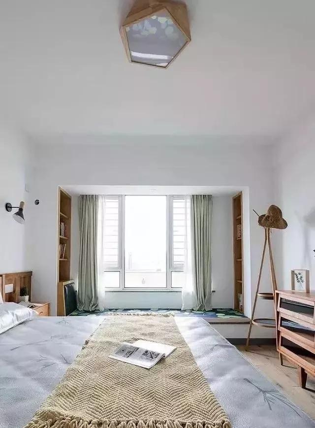 90平三居室,玄关挤出两个储藏室,好实用,阳台设计得让人羡慕