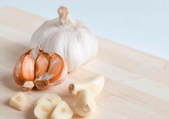 癌细胞|“抗衰老”10大行为,喝咖啡第6,吃大蒜第2,榜首居家运动很关键