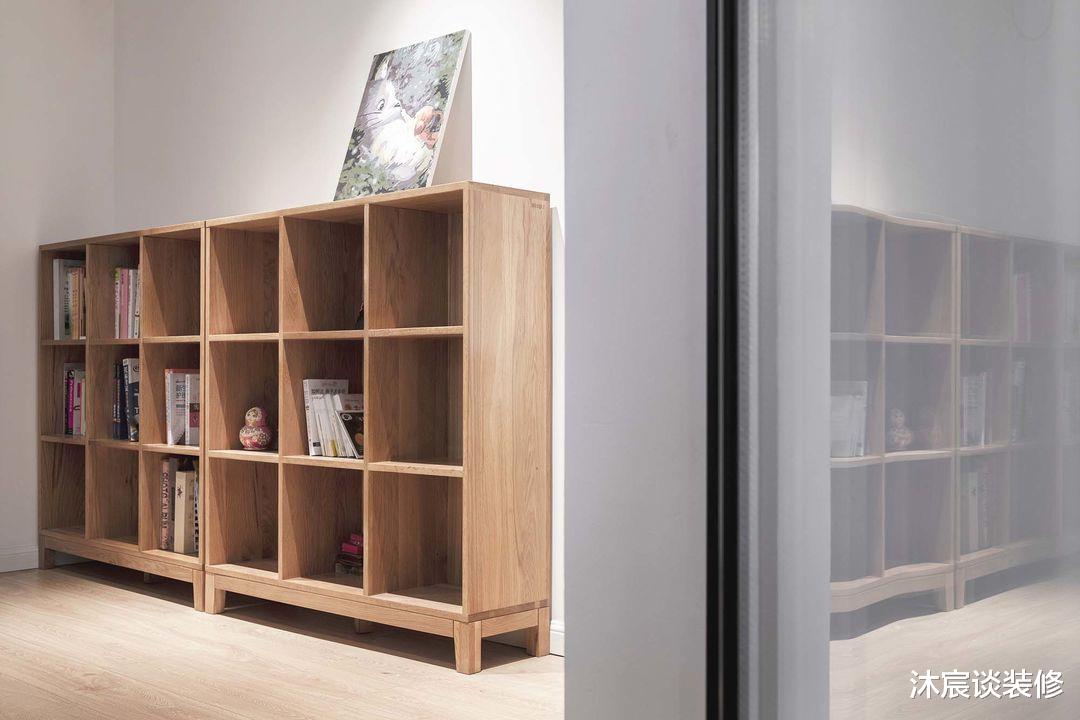 |她在沙发后面“掏洞”造窗,完工后发现太明智了,全屋温暖又自然