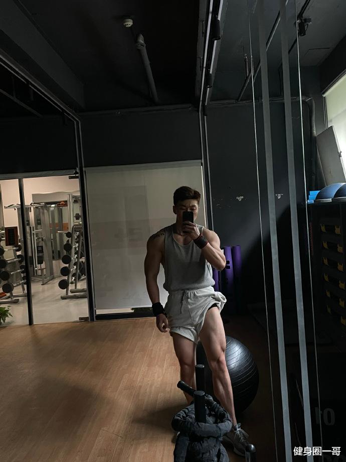 健身圈一哥 黝黑色肌肤健身教练，酷酷的巨蟹座大男孩，一身腱子肉帅气逼人！