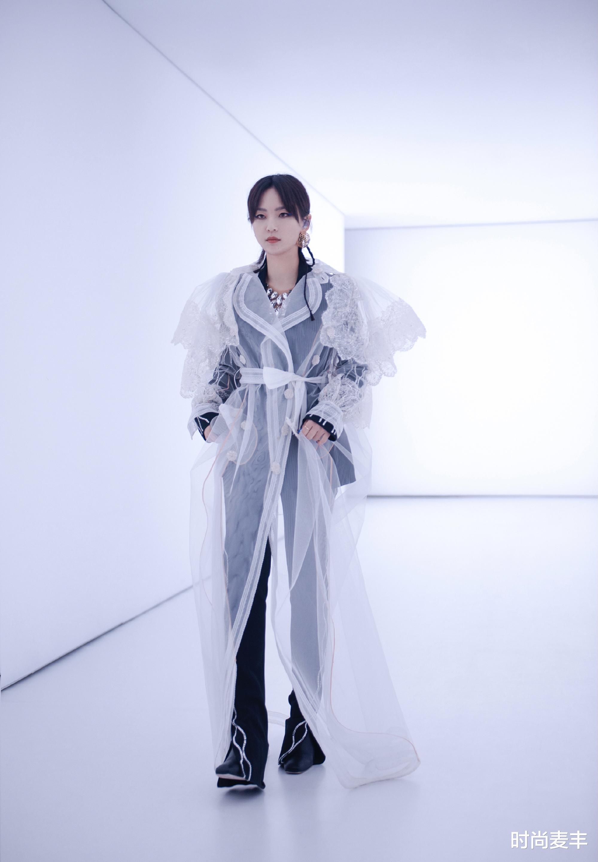 周笔畅|周笔畅也有这么火辣的一面?决赛夜帅出天际,露脐装秀好身材