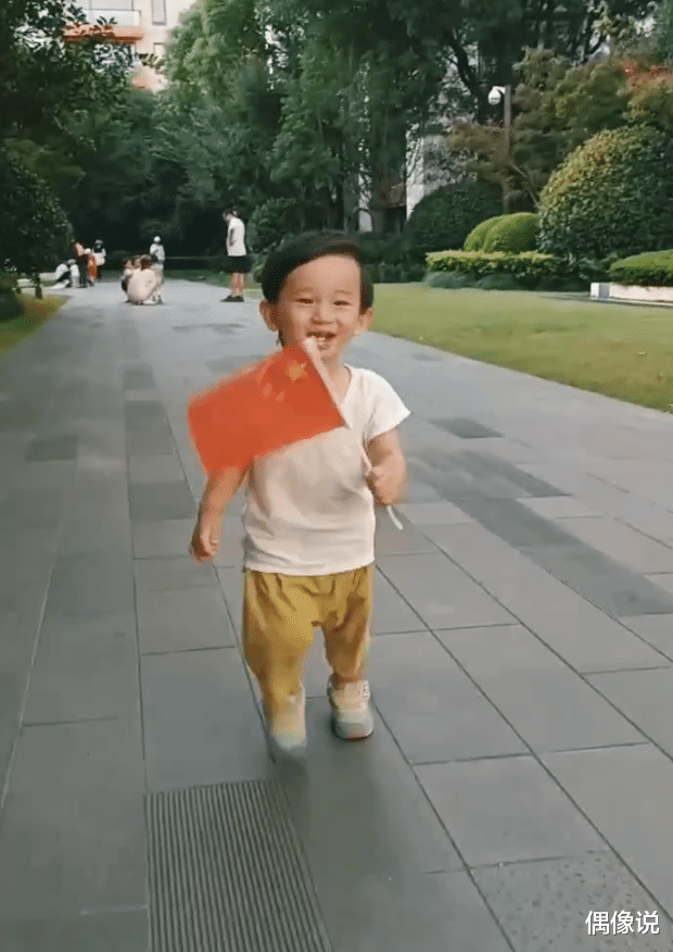 陈小春|偶遇陈小春买戒指！柜姐透露细节：春哥反复确认尺寸，说话超温柔