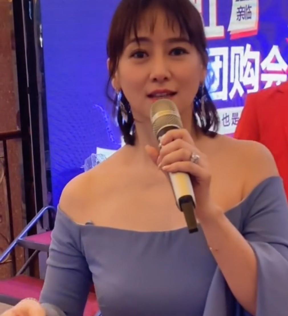 奇奇|翁虹罕见接商演捞金，52岁身材走样显发福，面容却仍精致似少女