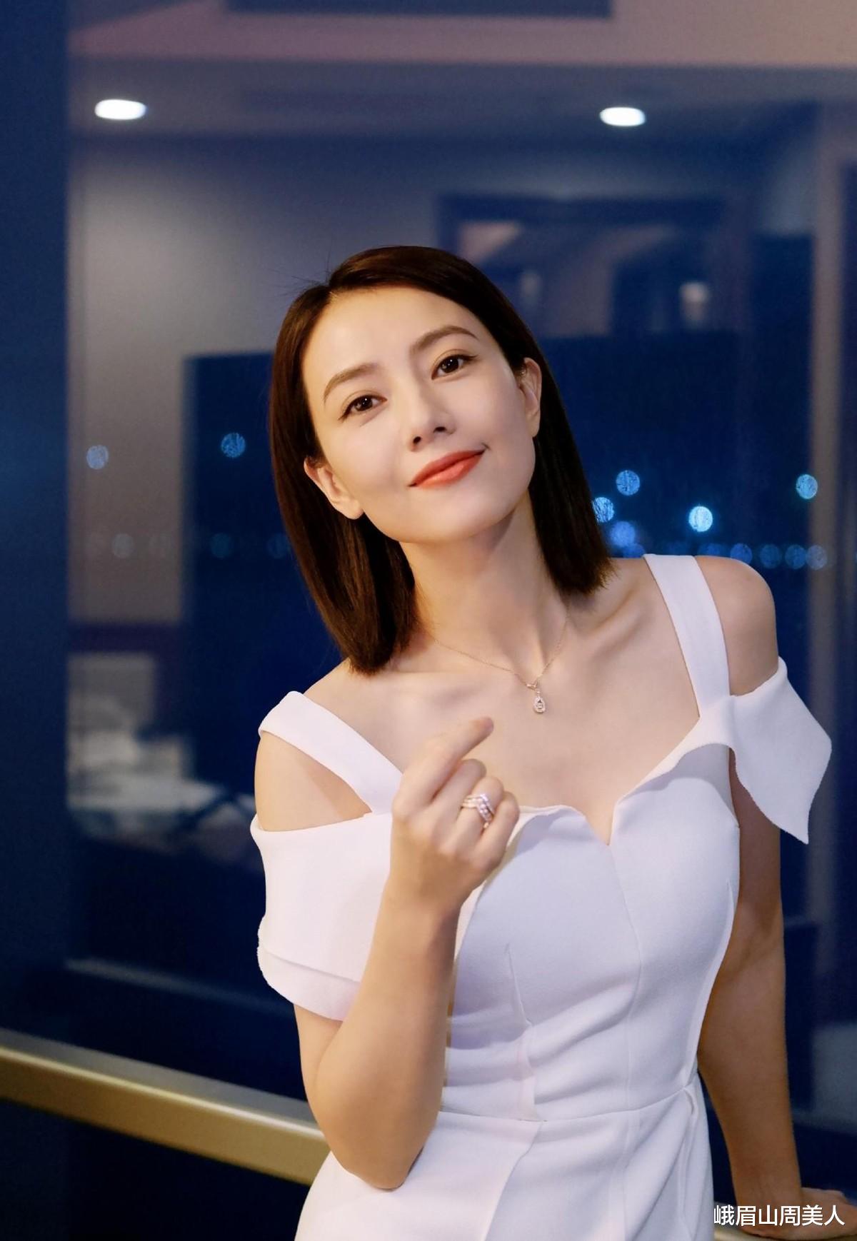 峨眉山周美人|高圆圆41岁状态似少女，穿白色吊带裙拍美照，清纯又温柔