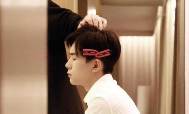 易烊千玺|易烊千玺不再低调,新身份令时代峰峻骄傲:未来十年成艺术家?