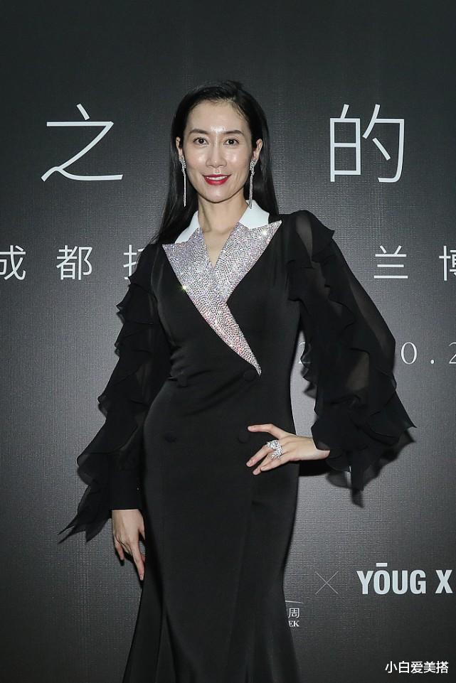 小白爱美搭|温峥嵘是真的有些老了，肌肤状态不如当年，但还好气质依旧高级