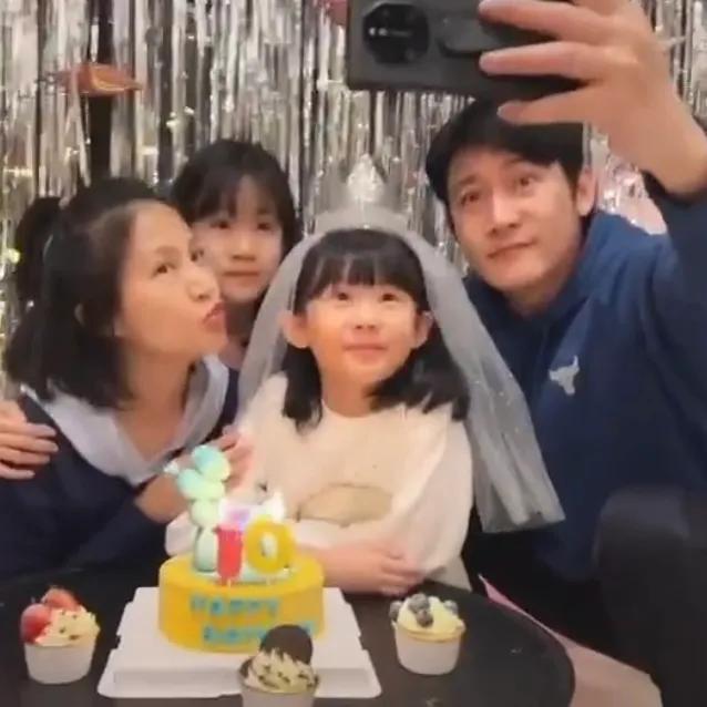 陆毅|陆毅晒照庆46岁生日,手牵俩女儿超幸福,13岁贝儿身高超爸爸肩膀