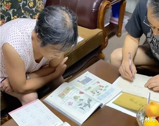 |家长质疑微信布置作业的做法，老师粗暴回应，网友：告他去