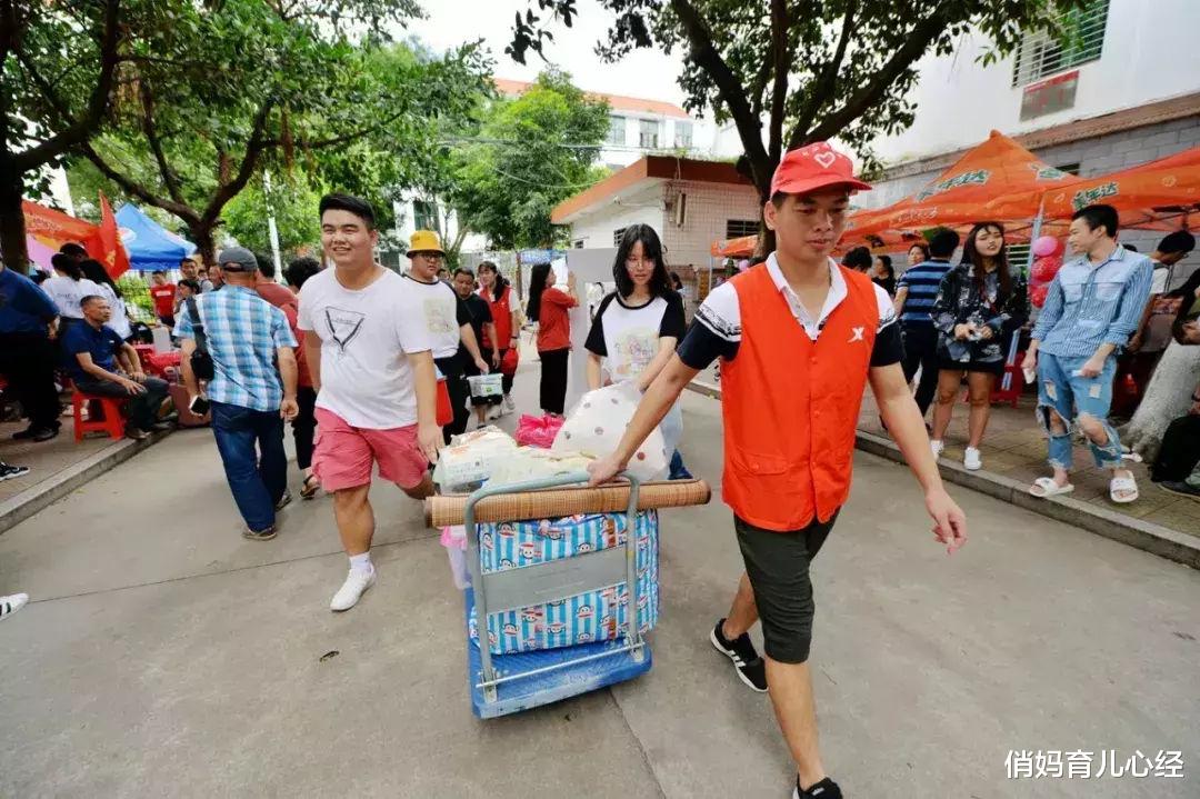 俏妈育儿心经|大一新生入学,从遇到一群热情的“学长学姐”后,画风开始变了…