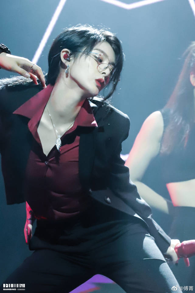 傅菁|傅菁狂野劲舞与温柔歌唱交织魅力十足