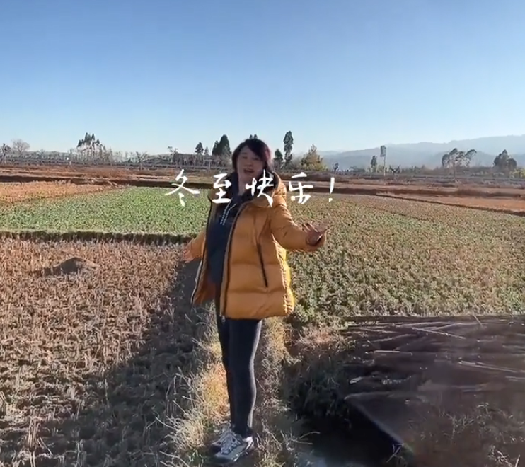 老明星|老戏骨何政军罕见秀恩爱！老婆下田走泥地不怕脏，左摇右摆好可爱