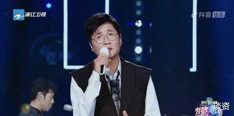 美容|孙楠近照瘦出尖下巴，脸比旁边华少小一半，被龚琳娜大赞变年轻