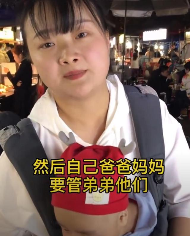 陈亮聊生活 四川成都：90后宝妈带娃摆摊引关注，“手里是生活，怀里是未来”