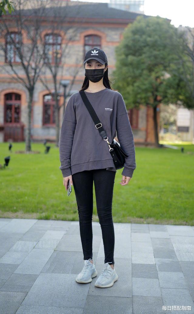 每日搭配指南|成熟女人穿卫衣要谨慎，掌握这几招穿搭法则，优雅得体又时髦