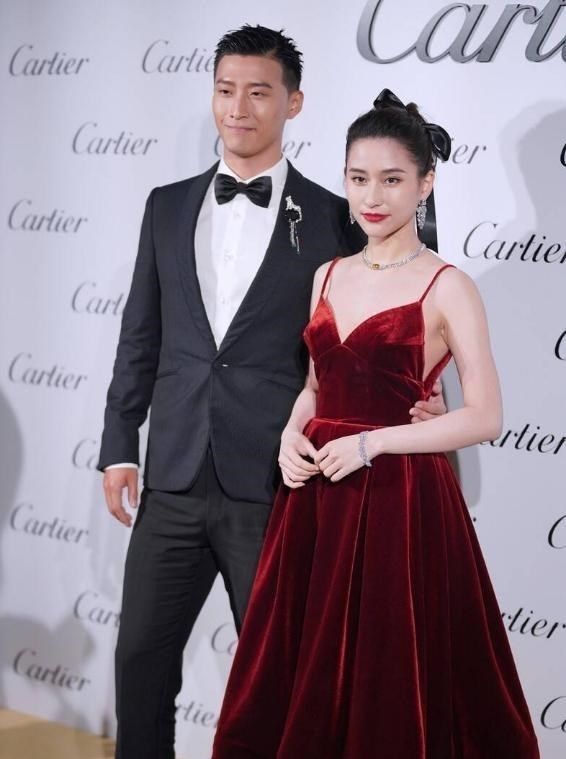 何超莲|何超莲与窦骁同框幸福甜蜜，枣红色丝绒裙高贵典雅，真是一对璧人