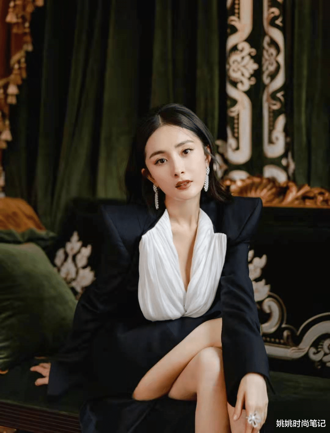 姚姚时尚笔记|杨幂生图绝了!一袭迷你伞裙拖尾礼服套装出席盛典红毯,冷艳贵气