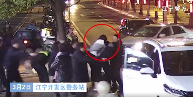 九派新闻 警方通报南京首起袭警罪案件：父子二人殴打民警辅警被刑拘