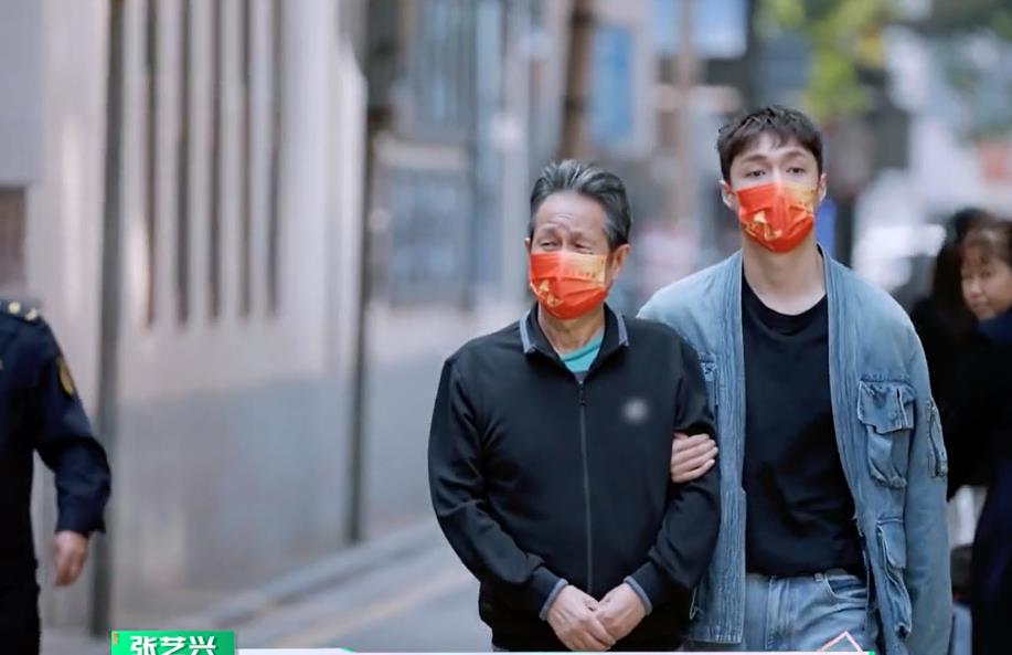 朱晨丽|张艺兴陪爷爷在长沙坐公交,超市买平价衫,追忆外婆和黄渤打电话