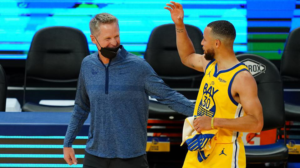 斯蒂芬·库里|勇士一喜两忧！战绩基本无缘前6？库里将迎里程碑，科尔谈篮板表现