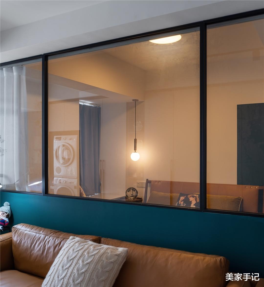 这位退休教师太有远见了,舍弃电视墙,全屋打满柜子,效果超高级!