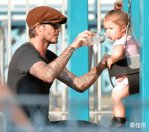 哈珀·贝克汉姆|“最会投胎的女孩”：一嘟嘴令全世界折服，父母拿115亿供她长大