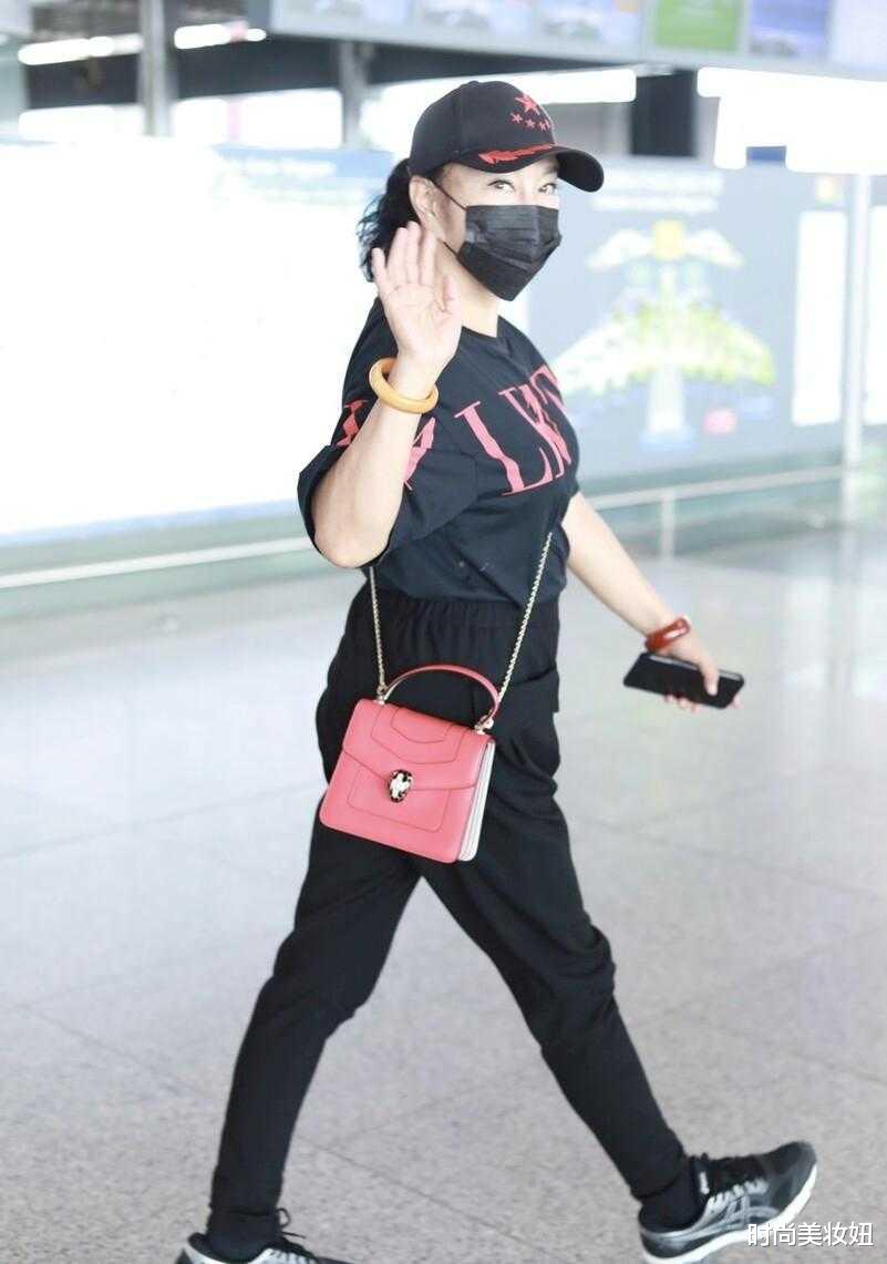 刘晓庆|刘晓庆真不像69岁奶奶，穿T恤配小脚裤，粉色包包少女气息浓郁