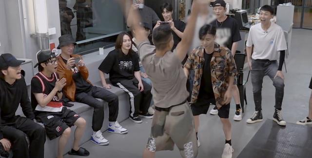 赵文卓|赵文卓弃权还被节目组照顾，张晋第一名变末位，谁放水细节很明显