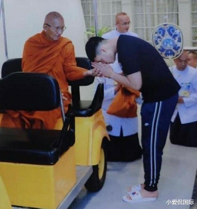 穿衣搭配 瘦下来了，提帮功剪了短发更加精神，在诗妮娜旁边为西拉米祈福