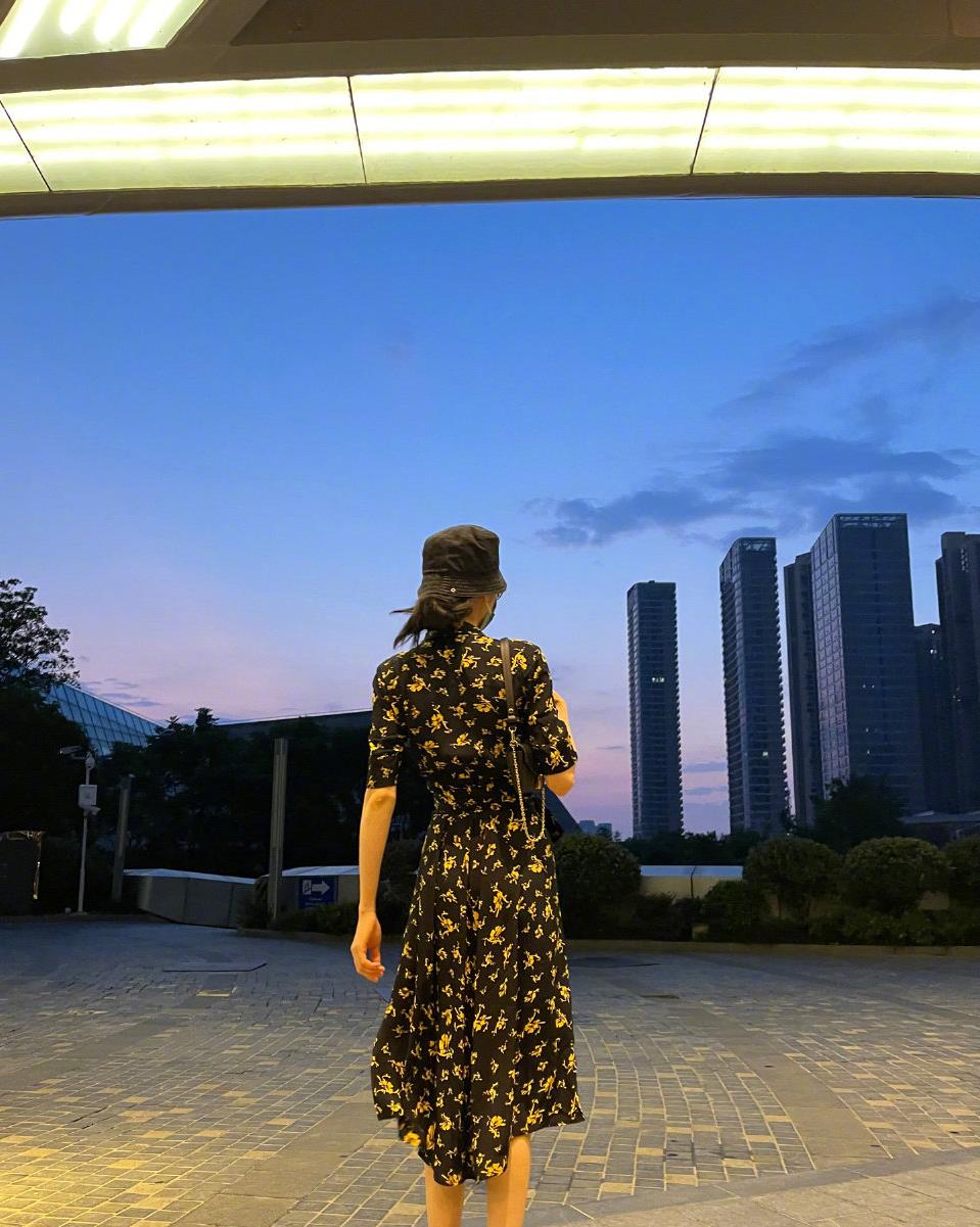 王一博|公认的3位穿搭典范，赵丽颖优雅，迪丽热巴大方，还有古力娜扎