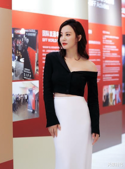 天果时代|52岁的陶红真敢穿,风衣配裹身超短裤,修长美腿不输年轻人