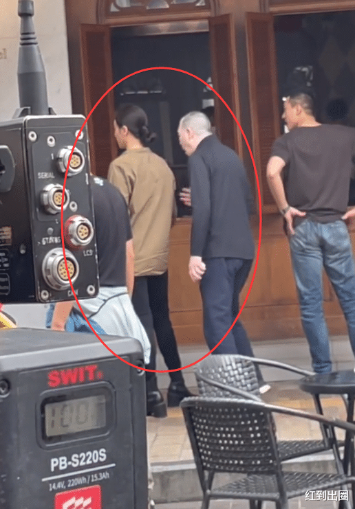 冯小刚|63岁冯小刚现身片场被拍,一手握住女演员胳膊,身形清瘦脸色苍白