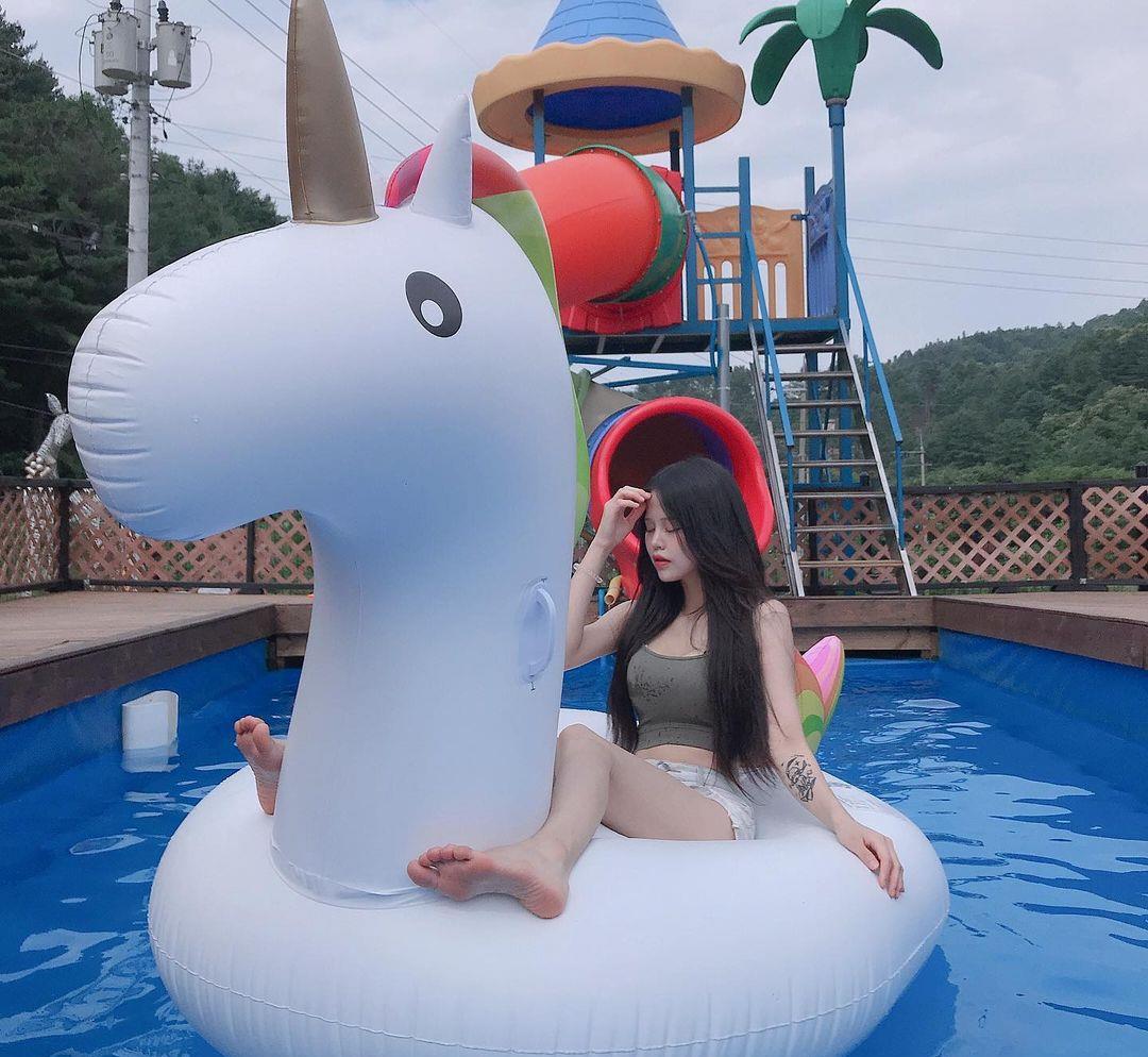 一个爱穿搭的小马甲|炎炎夏日少不了吊带背心的清凉，换些思路就能美到冒泡，超时髦