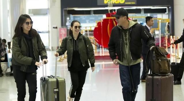 胡军|胡军携妻子女儿出镜，三人同穿机车风夹克服，又酷又养眼