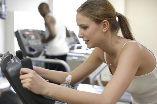 拜托了爸妈|女性冻龄有秘诀：52岁与女儿同框，姐妹相称没有违和感