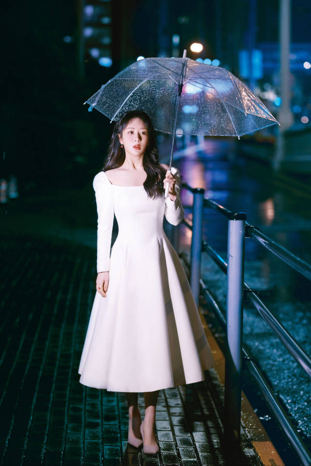 |杨紫一身白裙雨中浪漫集