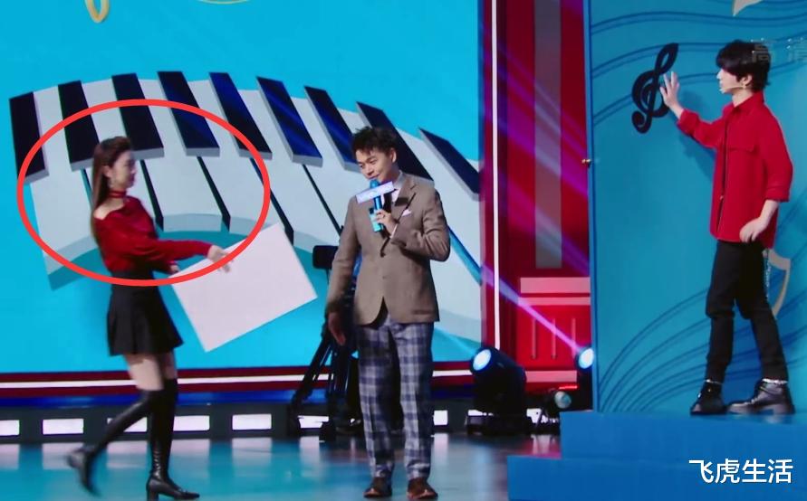 |王牌家族最卑微的成员，所有人坐着唯独她站着，全程只有十秒镜头