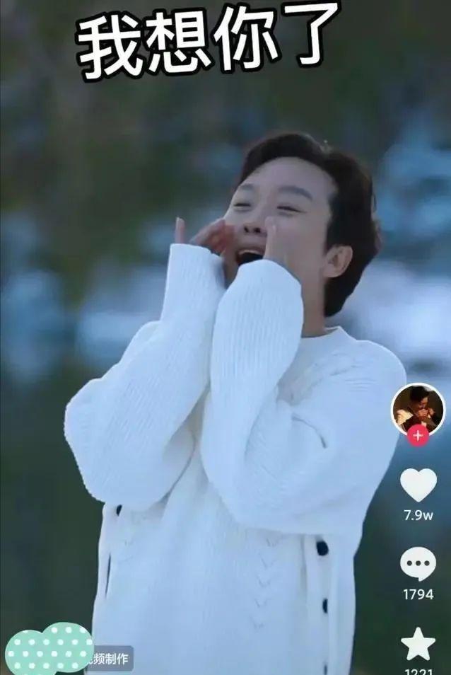 熊黛林|父亲去世3年，李玉刚雪中跪拜不忘洒雪，真想念还是在摆拍？