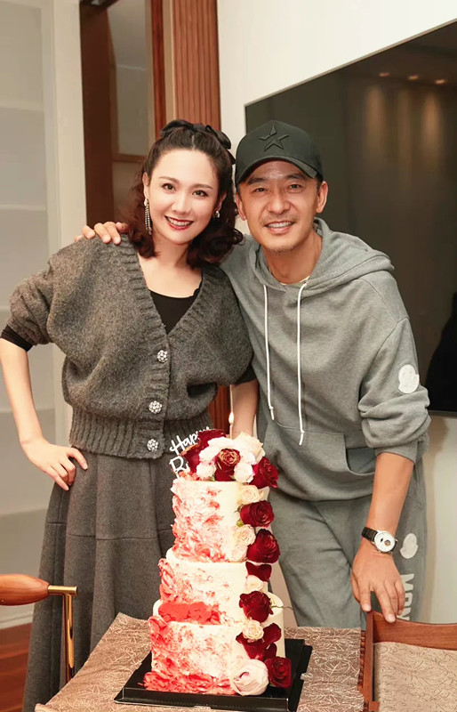 全球时尚号 郭晓冬夫妇庆祝结婚纪念日，两人热吻好浪漫，程莉莎针织衫好看