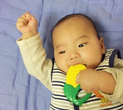 京妈说|0-3个月宝宝发育特点,重点锻炼哪些能力、玩具推荐,会玩更聪明