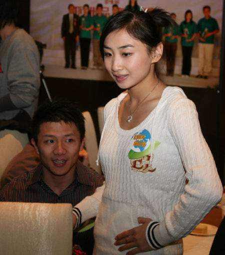 何雯娜|何雯娜的故事,15岁退队与初恋私奔,与前男友“吊环王”撕破脸!