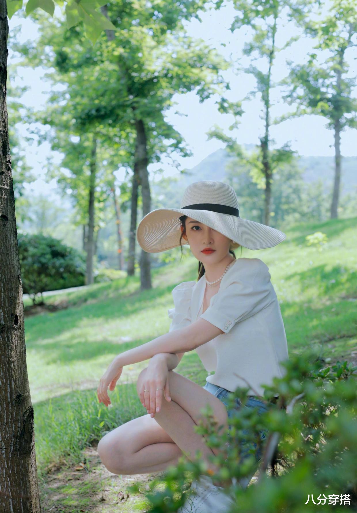 牛仔裤|李沁又“火”了，棕色上衣配阔腿牛仔裤潇洒利落，美得惊艳