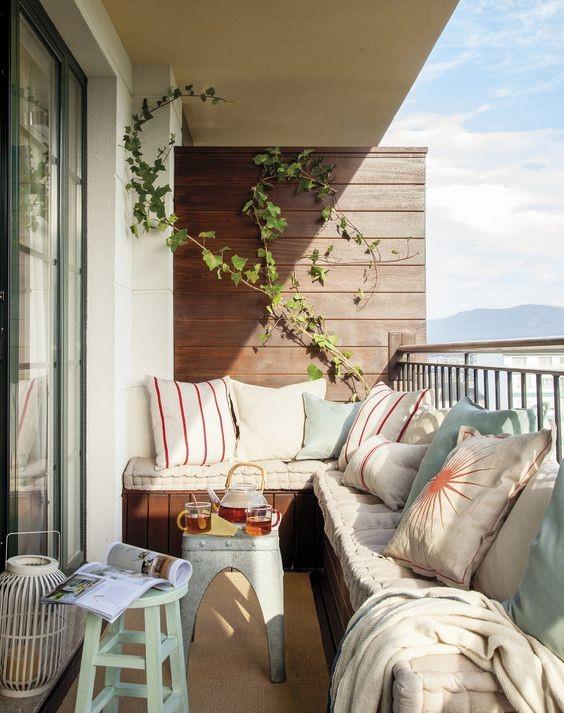 送的2㎡北阳台,洗衣晾晒用不上,铺防腐木撒鹅卵石,简单、漂亮