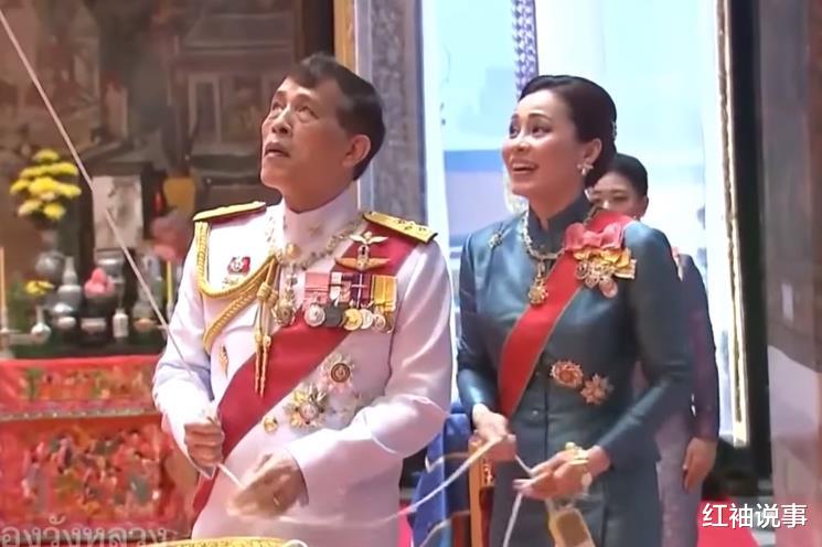 苏提达|苏提达走温柔路线，无微不至照顾69岁泰王，诗妮娜脸上表情抢镜