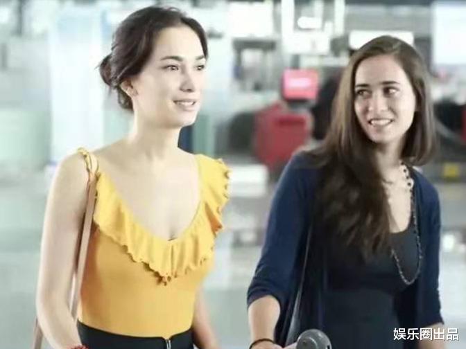 街拍|卢靖姗带妹妹走机场，穿低领装甜美可人，焦点却在妹妹的身上