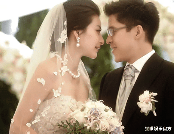 霍启刚|霍启刚太顾家！白天忙带俩娃，深夜还要去机场接郭晶晶回家