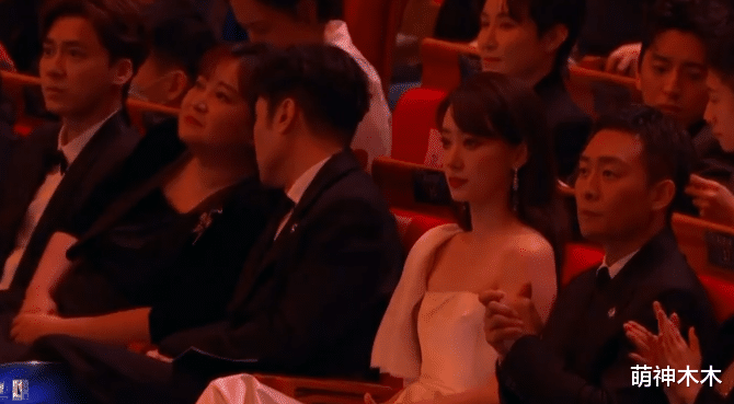 贾玲|金鸡奖众星台下反应太真实：贾玲难掩失落，张译紧张到闭眼抿嘴